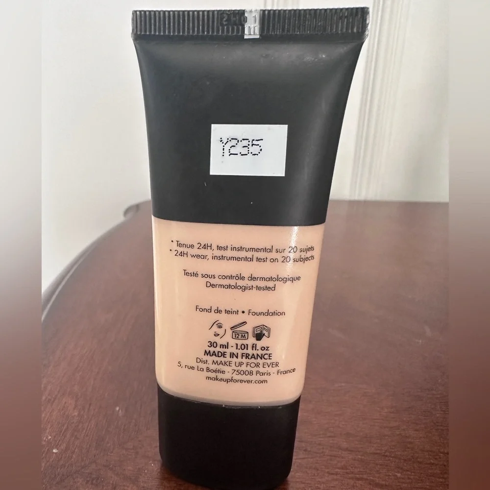 Makeup Forever Matte Velvet Skin Foundation - Y235 - Picture 2 of 2